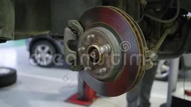 汽车修理厂，在修理站维修车轮制动盘
